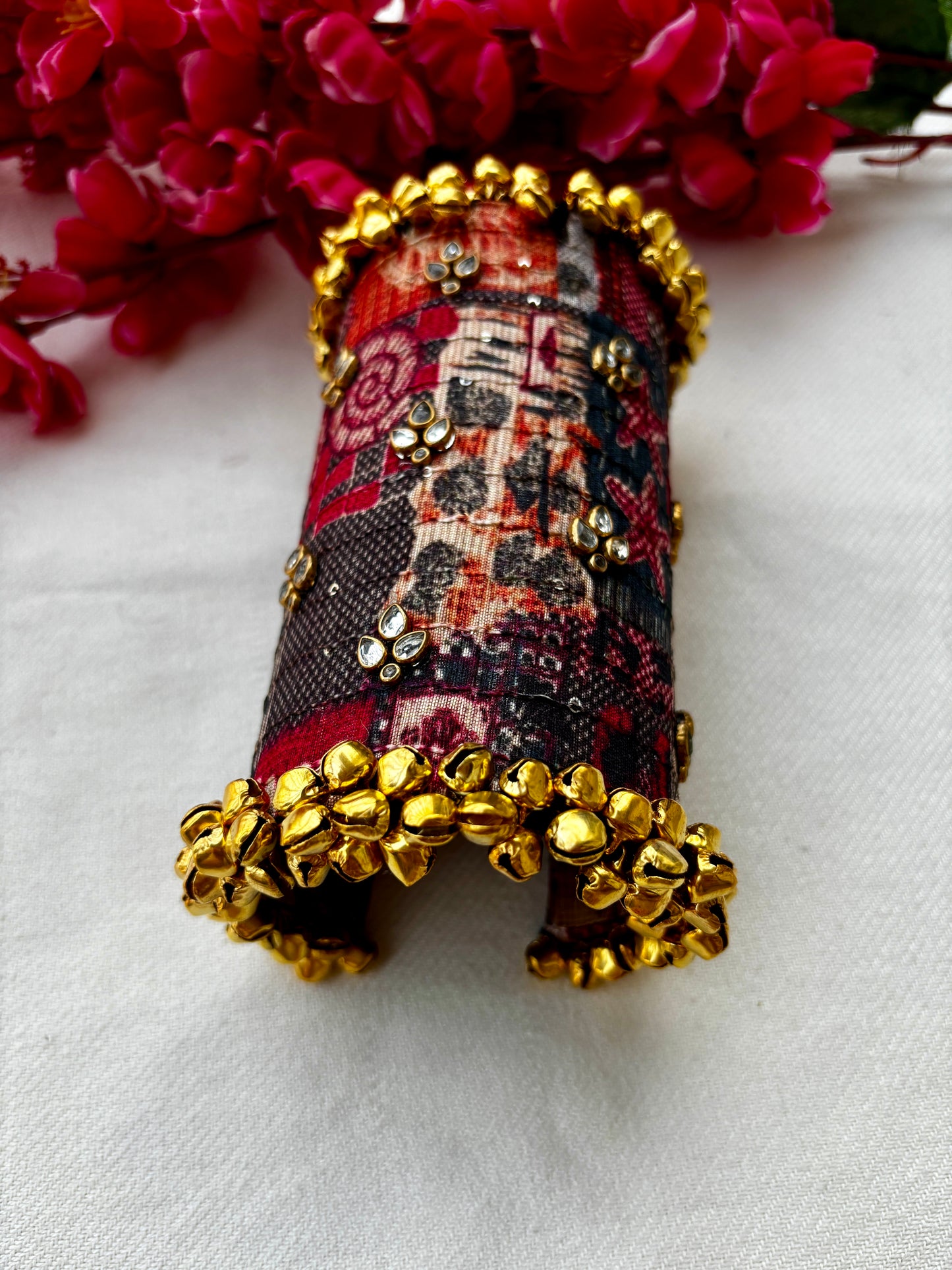 Avani Kundan Handcuff