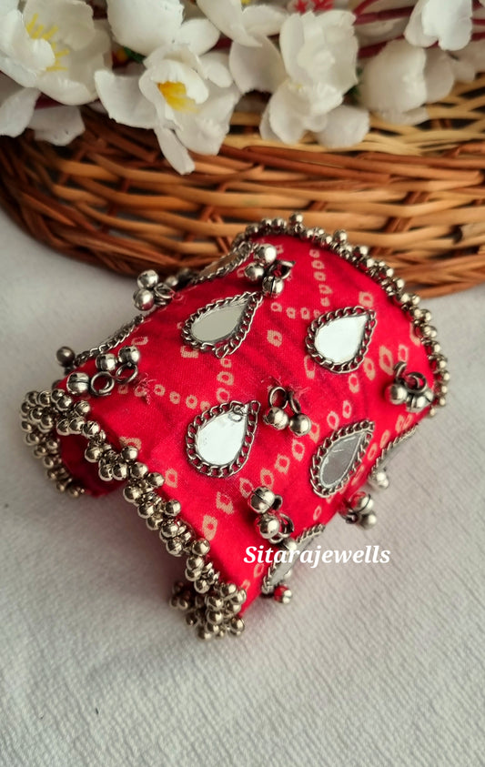 Bandhej Handcuff