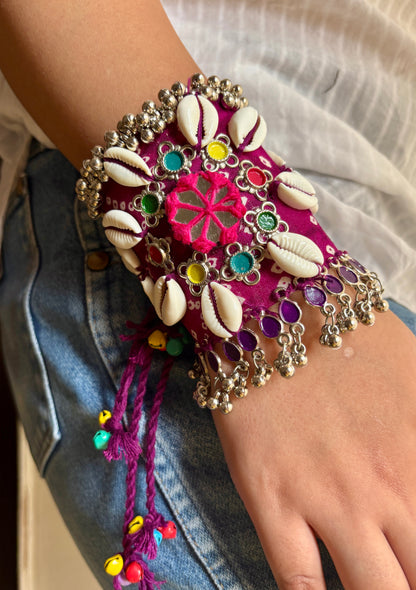 Begni Bandhej Handcuff