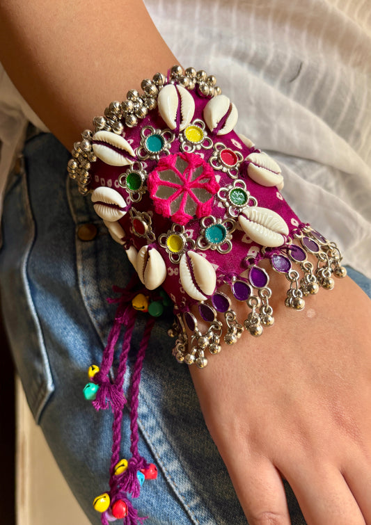 Begni Bandhej Handcuff