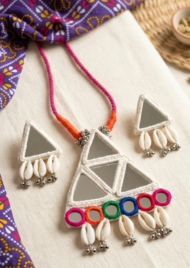 Trikon Necklace Set