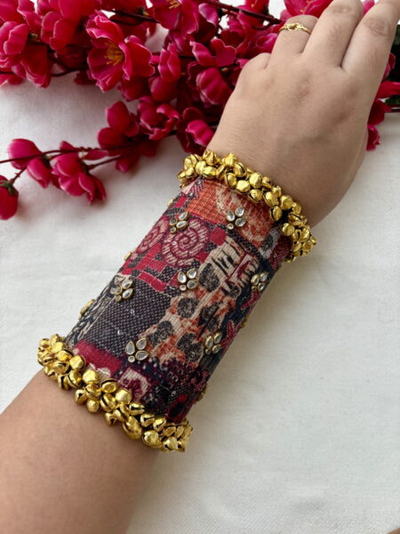 Avani Kundan Handcuff