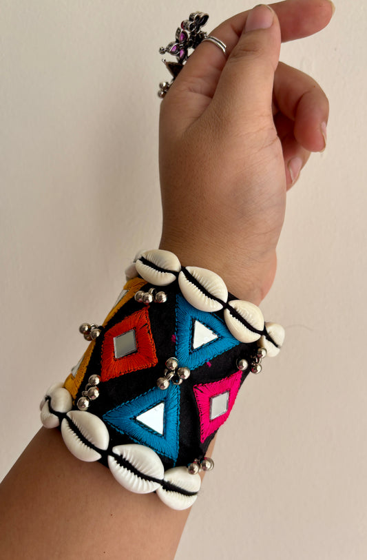 Rangeeli shell Handcuff