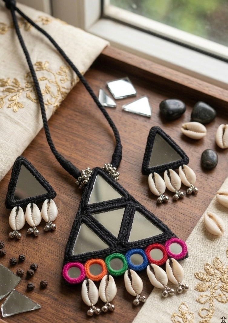 Trikon Necklace Set