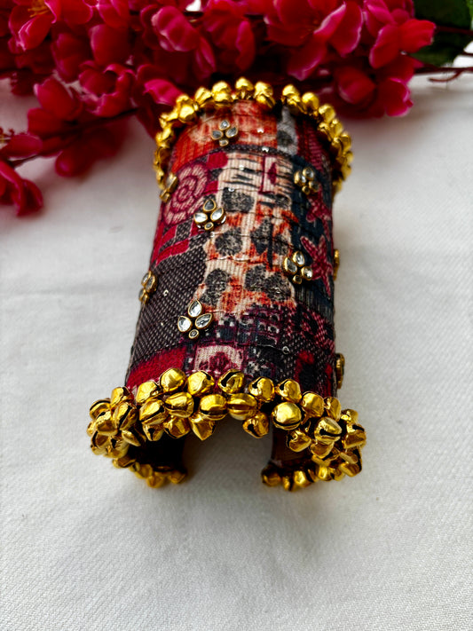 Avani Kundan Handcuff