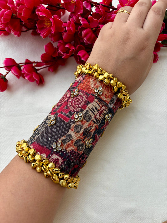 Avani Kundan Handcuff