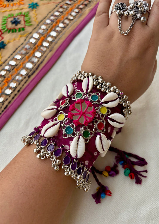Begni Bandhej Handcuff